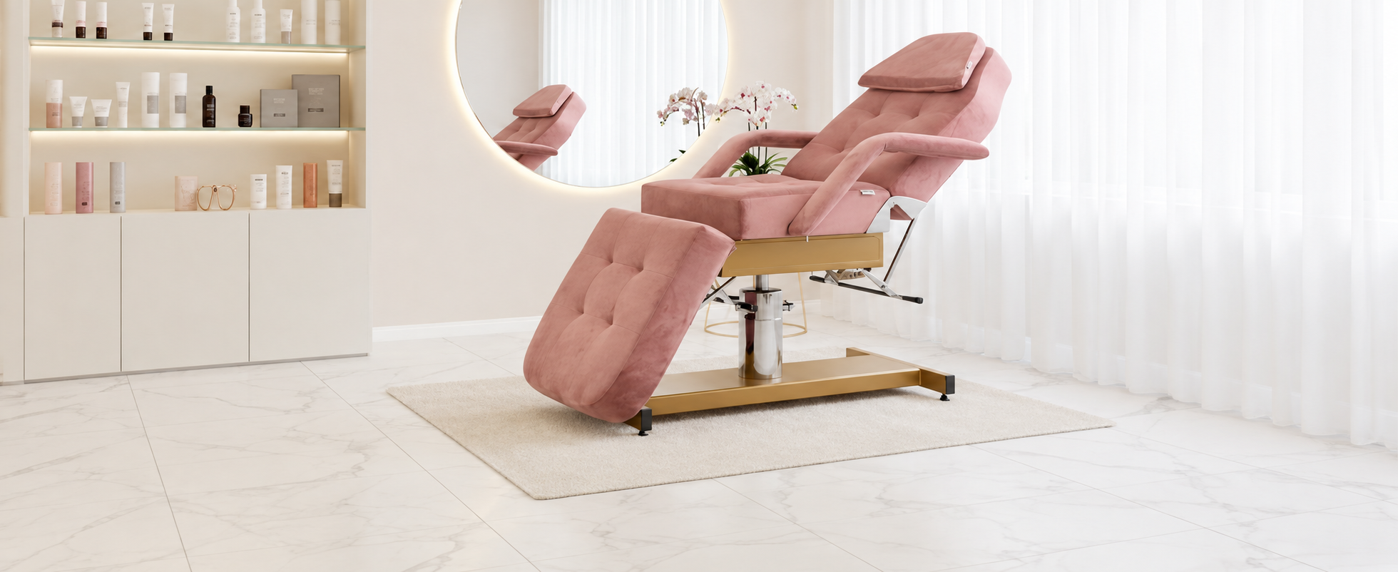 Růžové kosmetické lehátko v moderním salonu